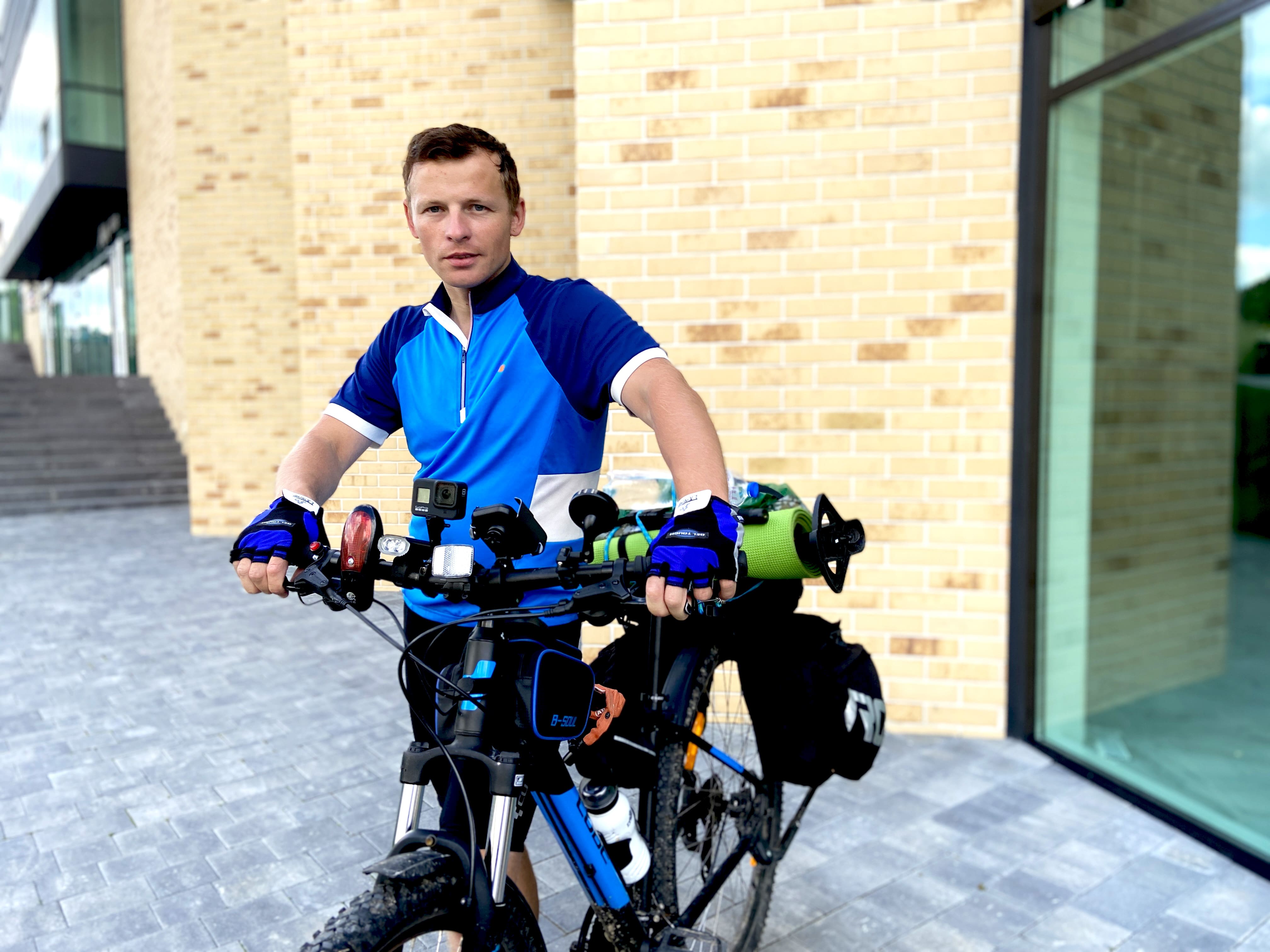 Нестор Ліпич дістався до Парижу велосипедом за 30 днів